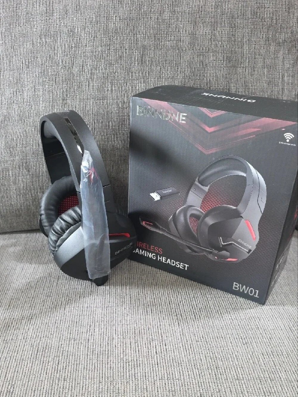Binnune Black and Red Wireless Gaming Headset BW01, New In Box.